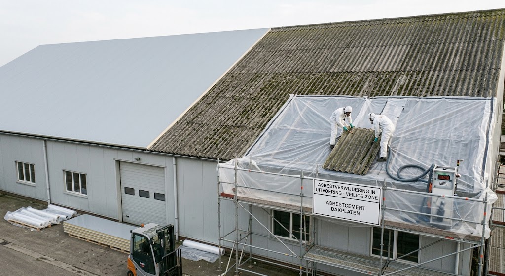 Een gebouw mid renovatie asbest dak verwijderen en sandwichpanelen plaatsen